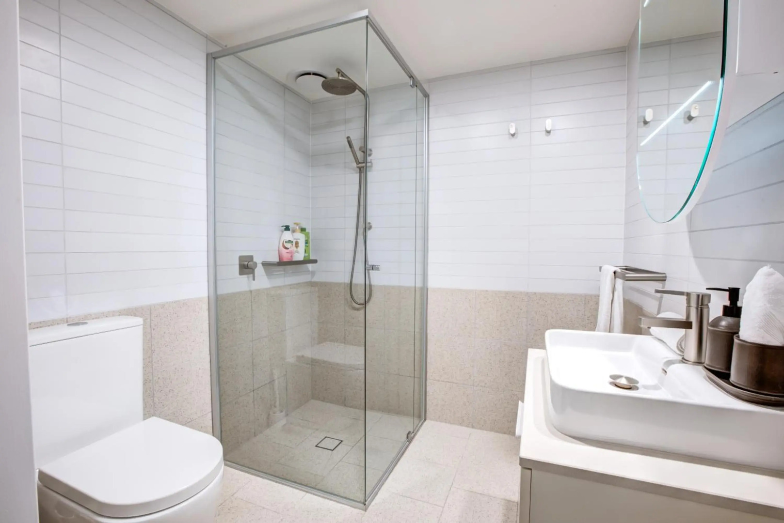 The Hamptons - Lux 2 Bed 2 Bath, Pool - Central Location