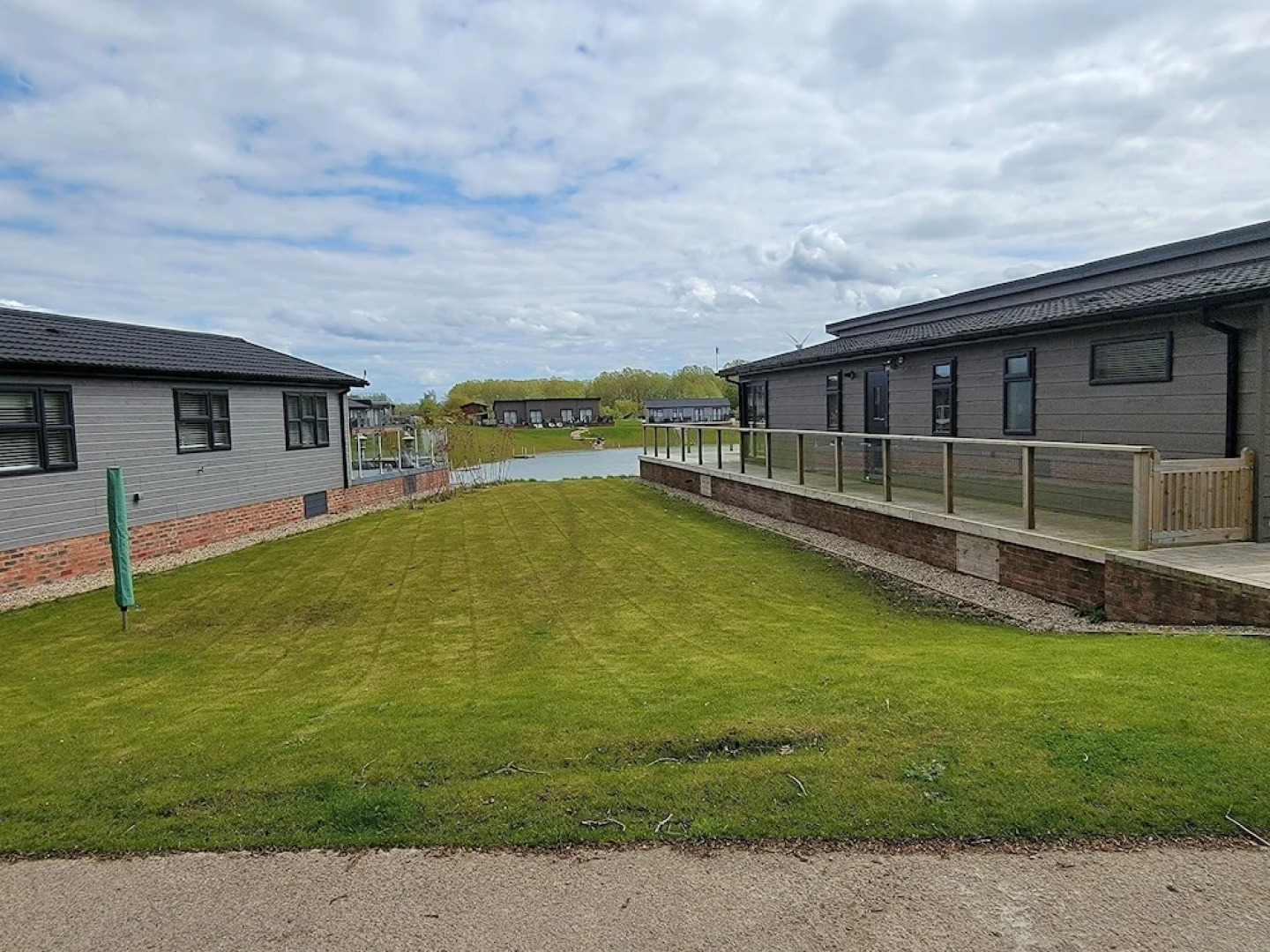 Luxury 2-bed Lodge in Routh, Sleeps 4 With Hot Tub