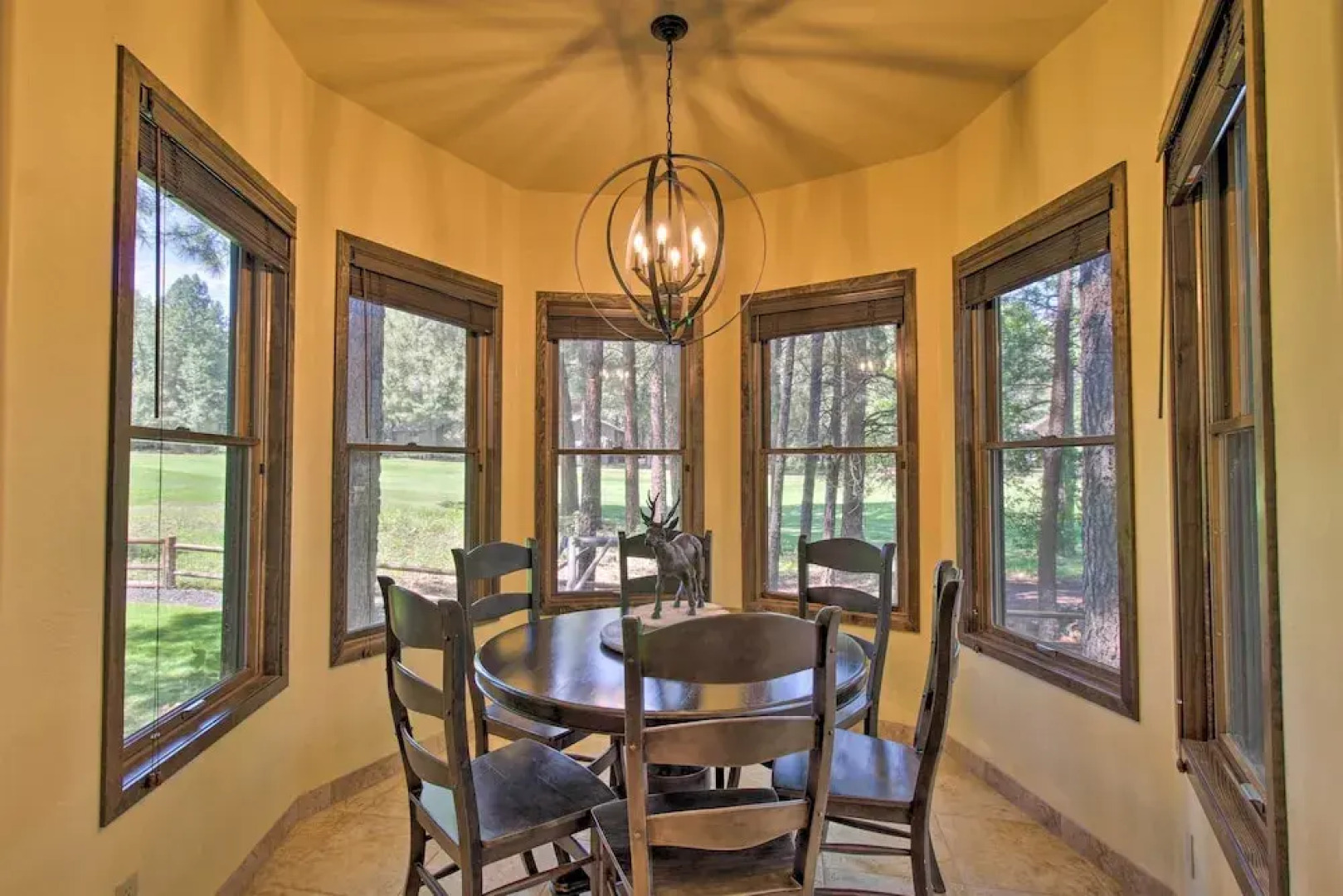 Centrally Located: Lavish Pinetop Paradise!