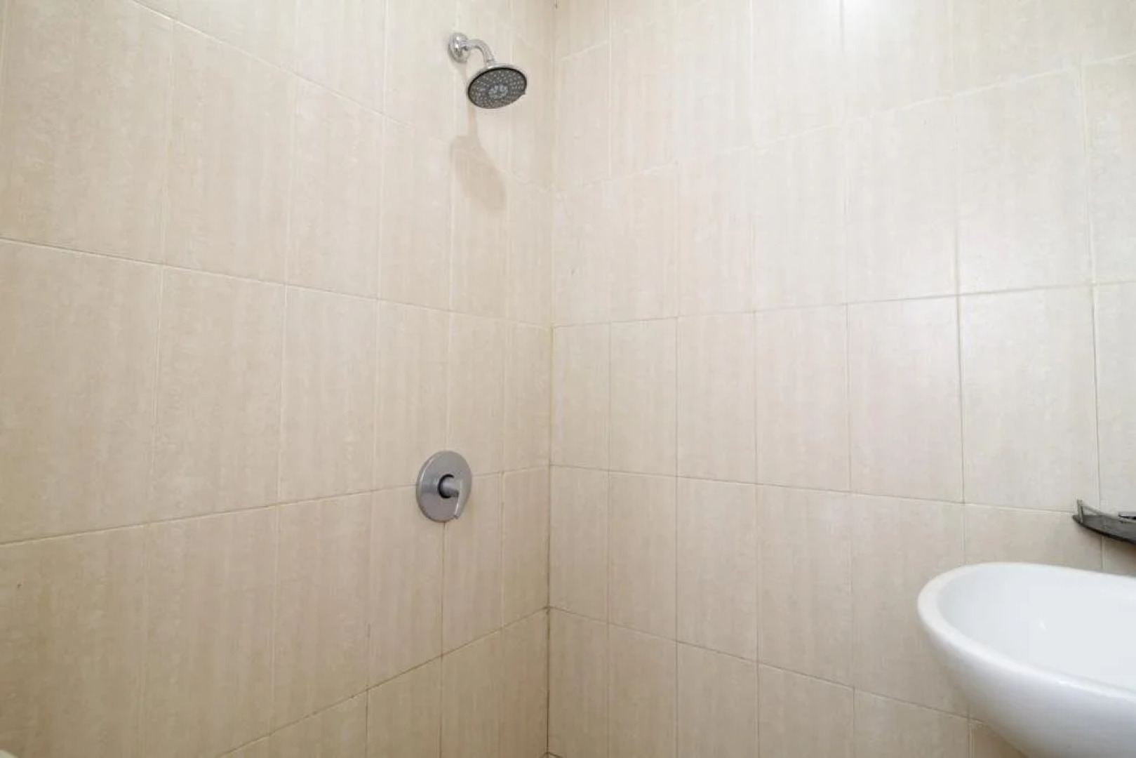 RedDoorz near Lippo Village 3