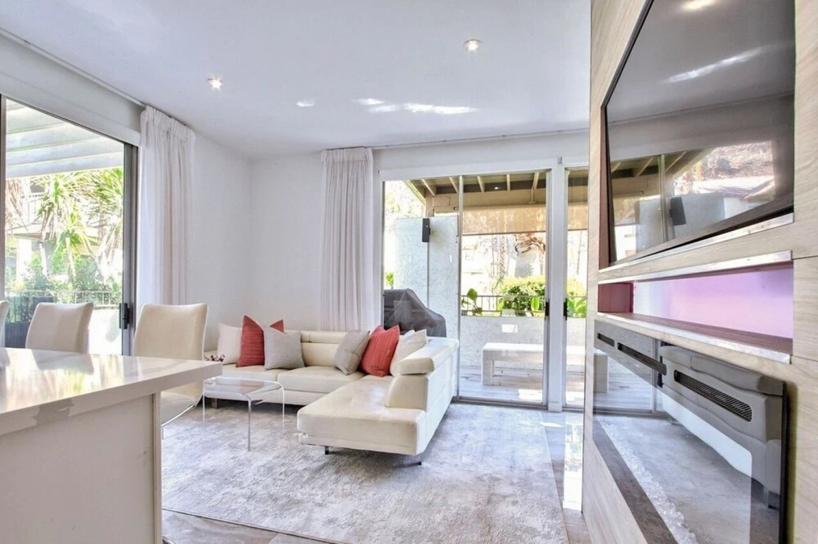 78155c37 1 Bedroom Condo