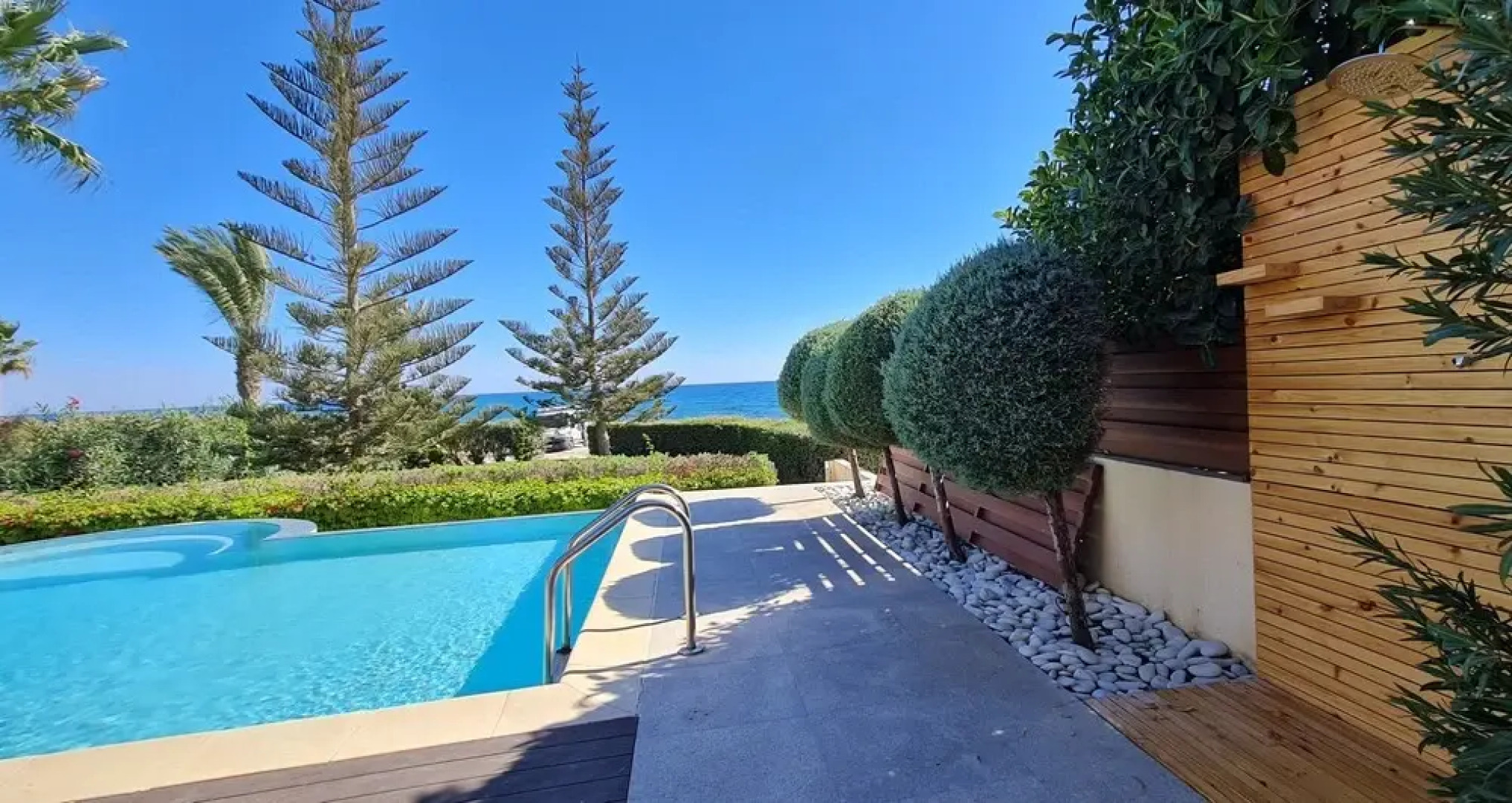 Stunning 5-bed Beach Front Villa, Private Beach