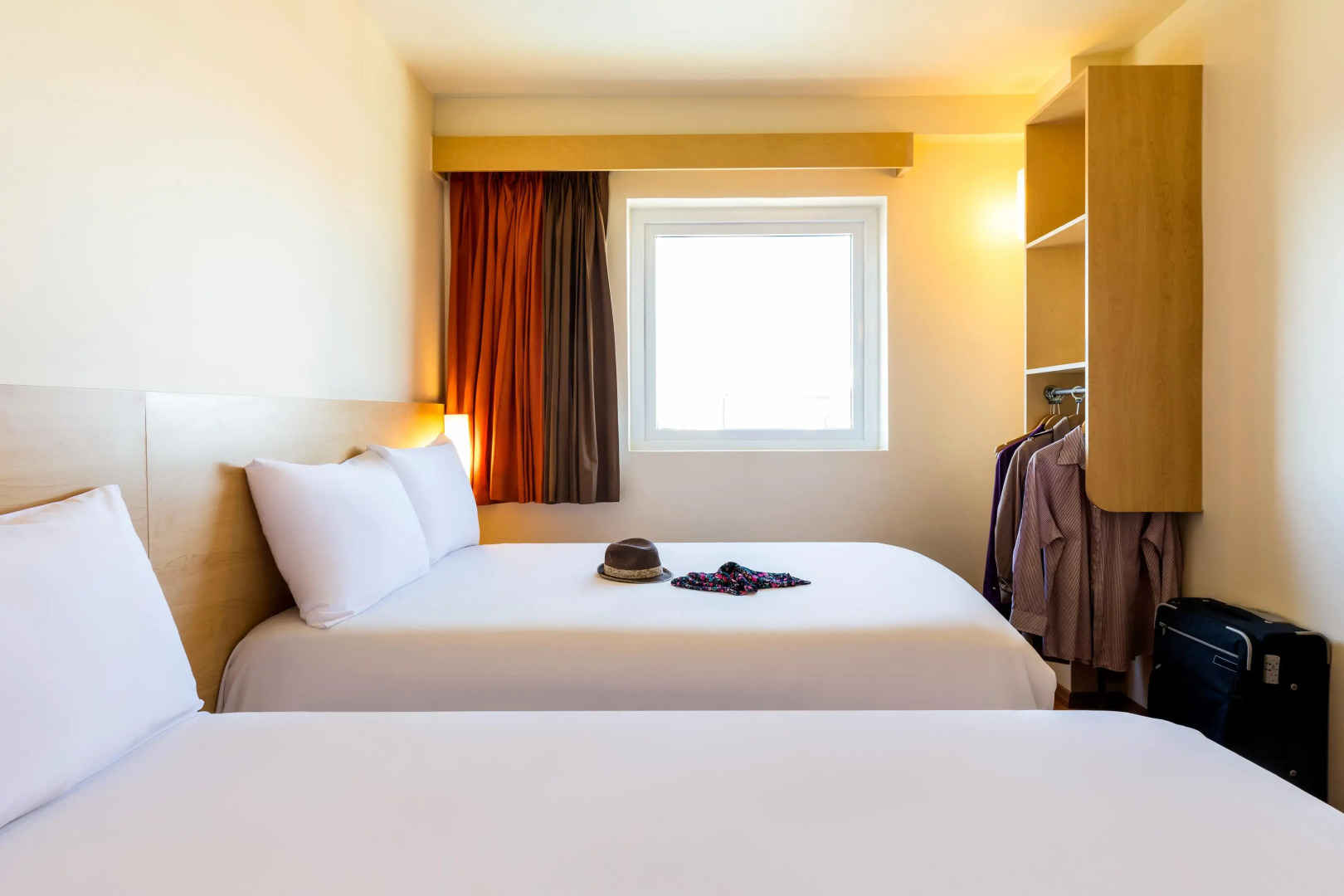 ibis Juarez Consulado