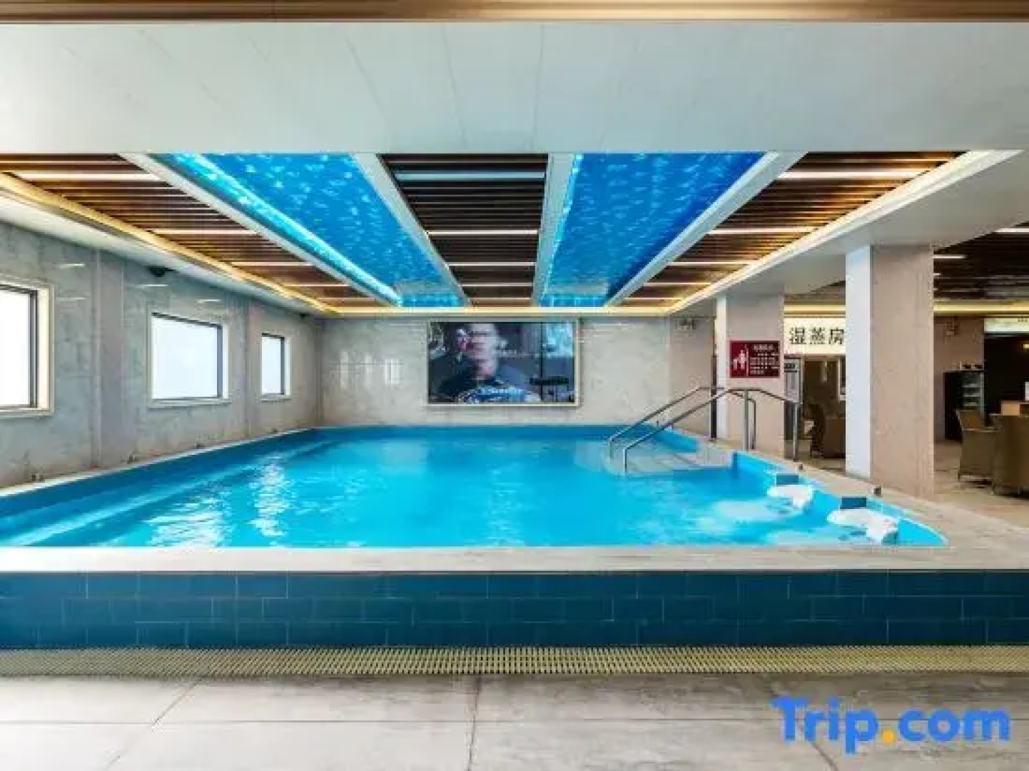 Ruixiang Hotel (Wuchuan New World Plaza Branch)