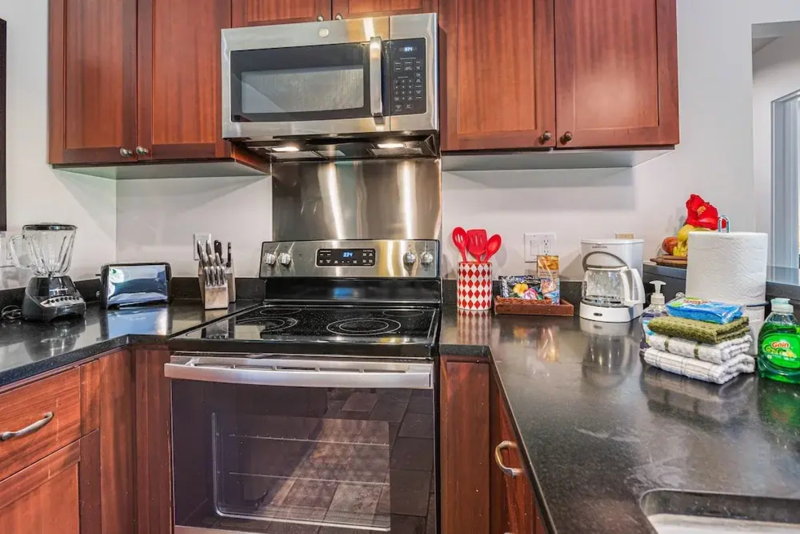 Aina Nalu 2bd/2ba 2 Bedroom Condo by Redawning