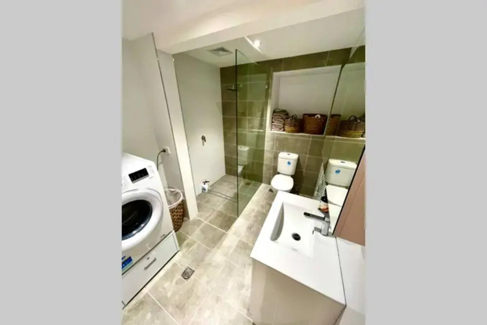 Quiet private getaway, private gym walk 2 beach