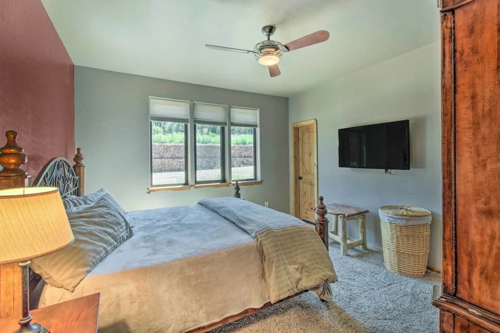 Outdoor Fireplace, Gas Grill: Luxe Heber Cabin!