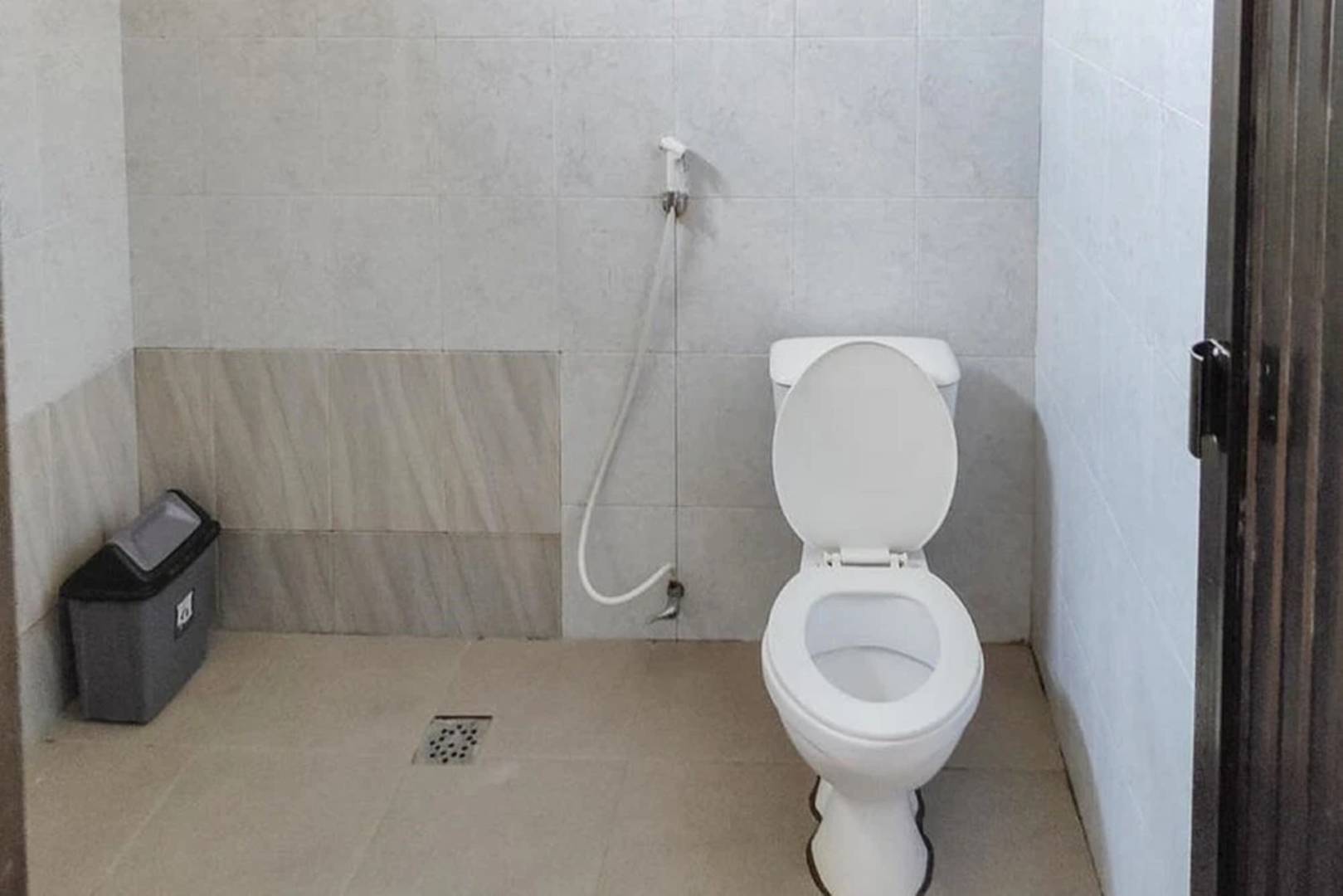 OYO 93051 Wisma Syariah Buloe Near Lapangan Abubakar Lambogo Batili Enrekang