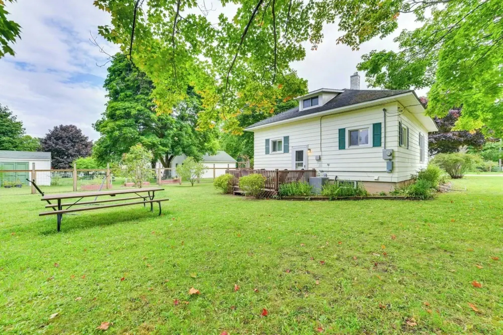 Walk to Lake Michigan: Pet-friendly Charlevoix Gem