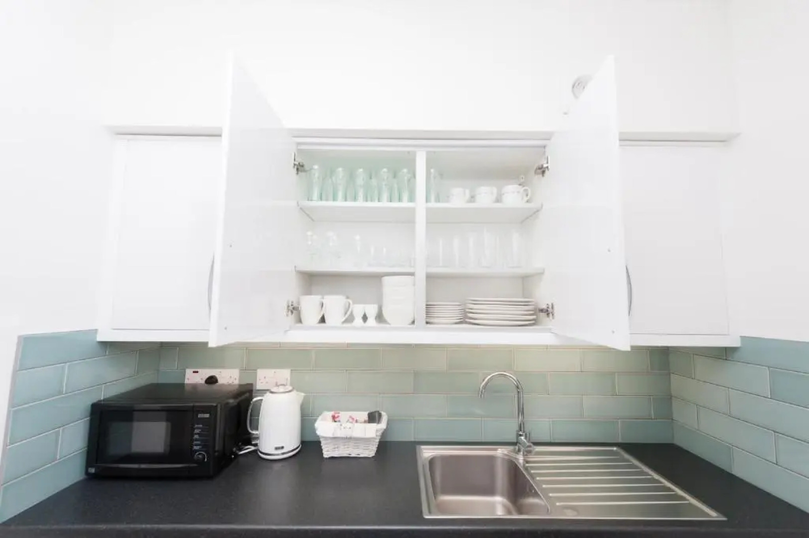 Two bed ground floor apartment, sleeps six, free parking and high speed Wifi