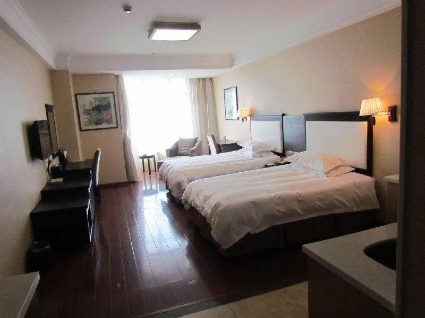 Double-Dove Peace International Hotel