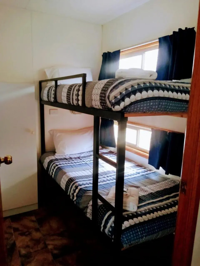 Rocks Retreat Cabin - Seal