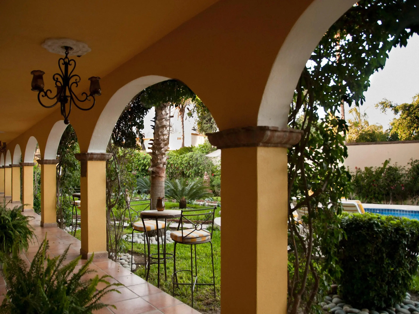 El Encanto Inn