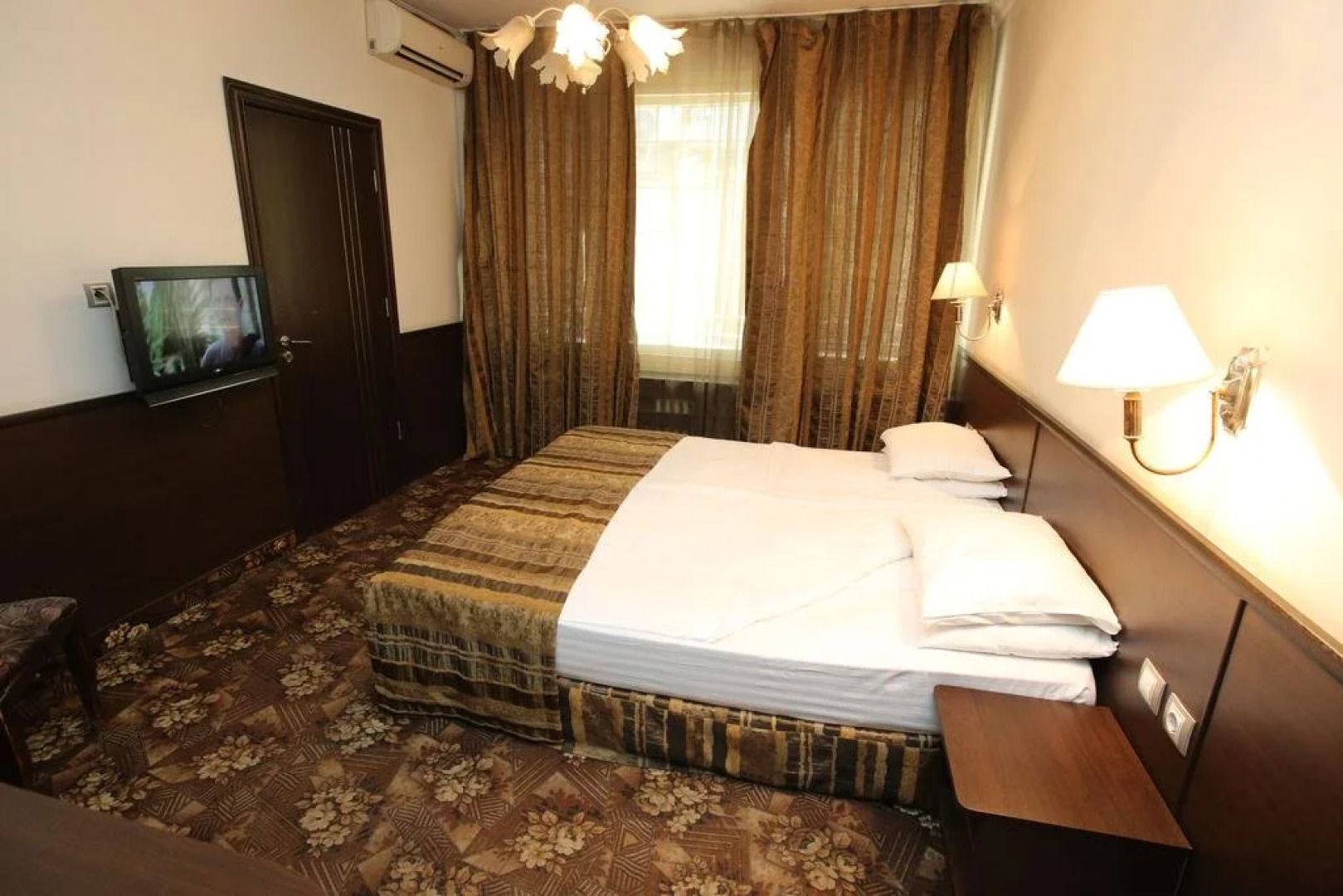 Hotel & Restaurant The House