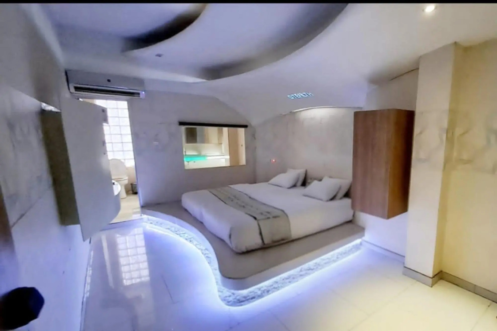 Space Hotel by Papaho