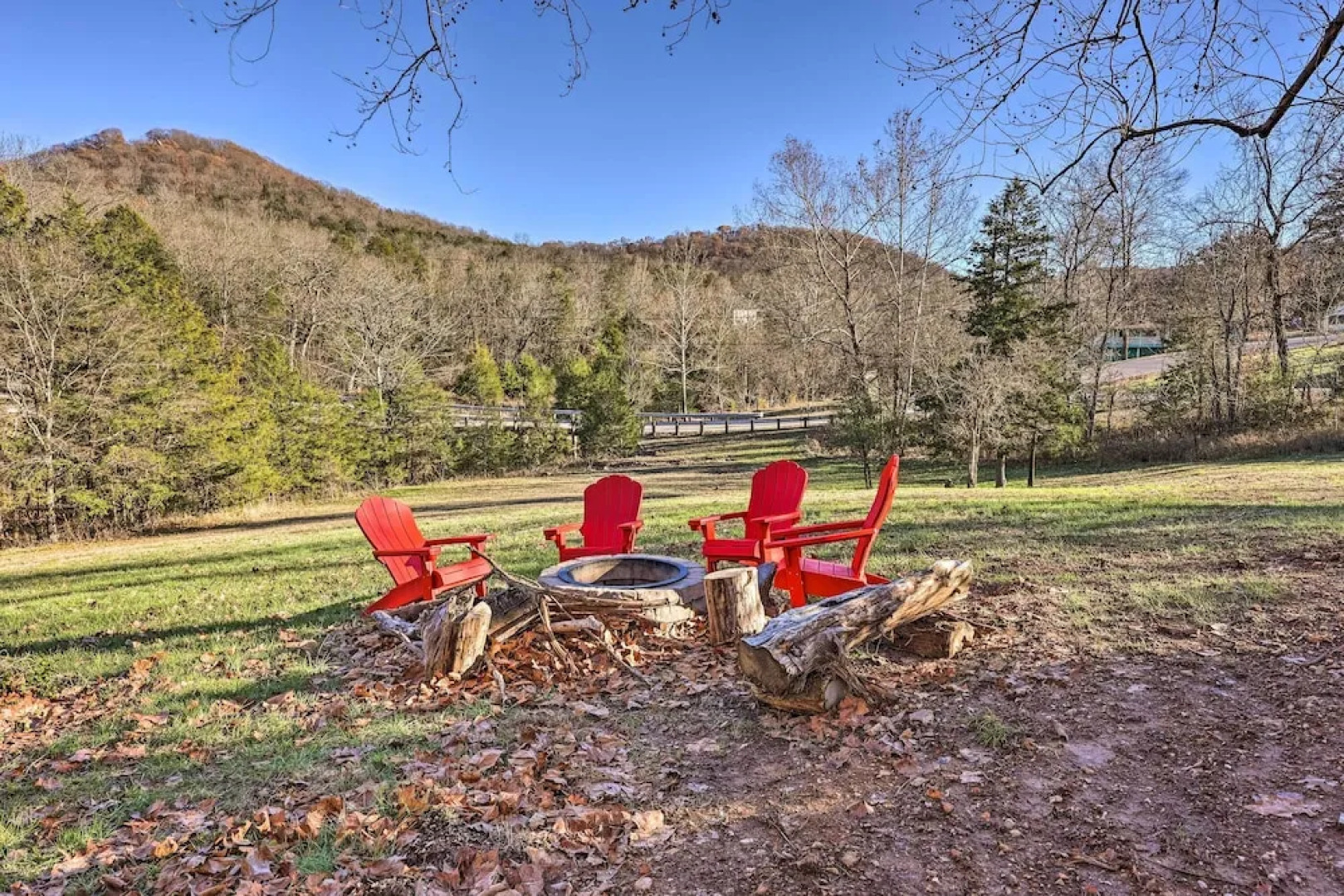 Holiday Island Home: Hot Tub & Wood Stove!