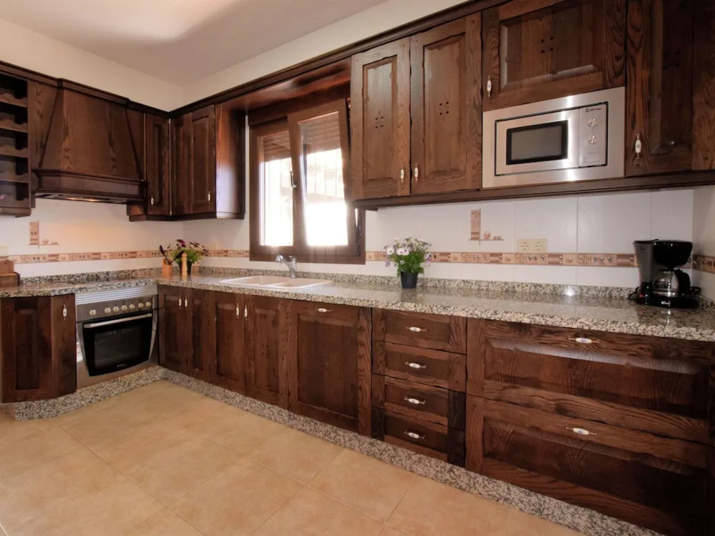 Spacious Villa in Sayalonga with Jacuzzi