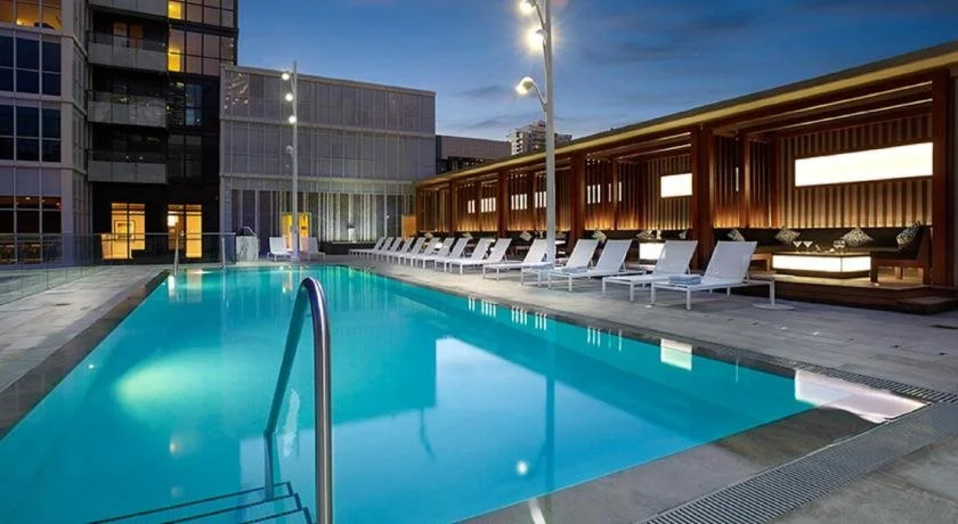 Whitehall Suites - Front Street West