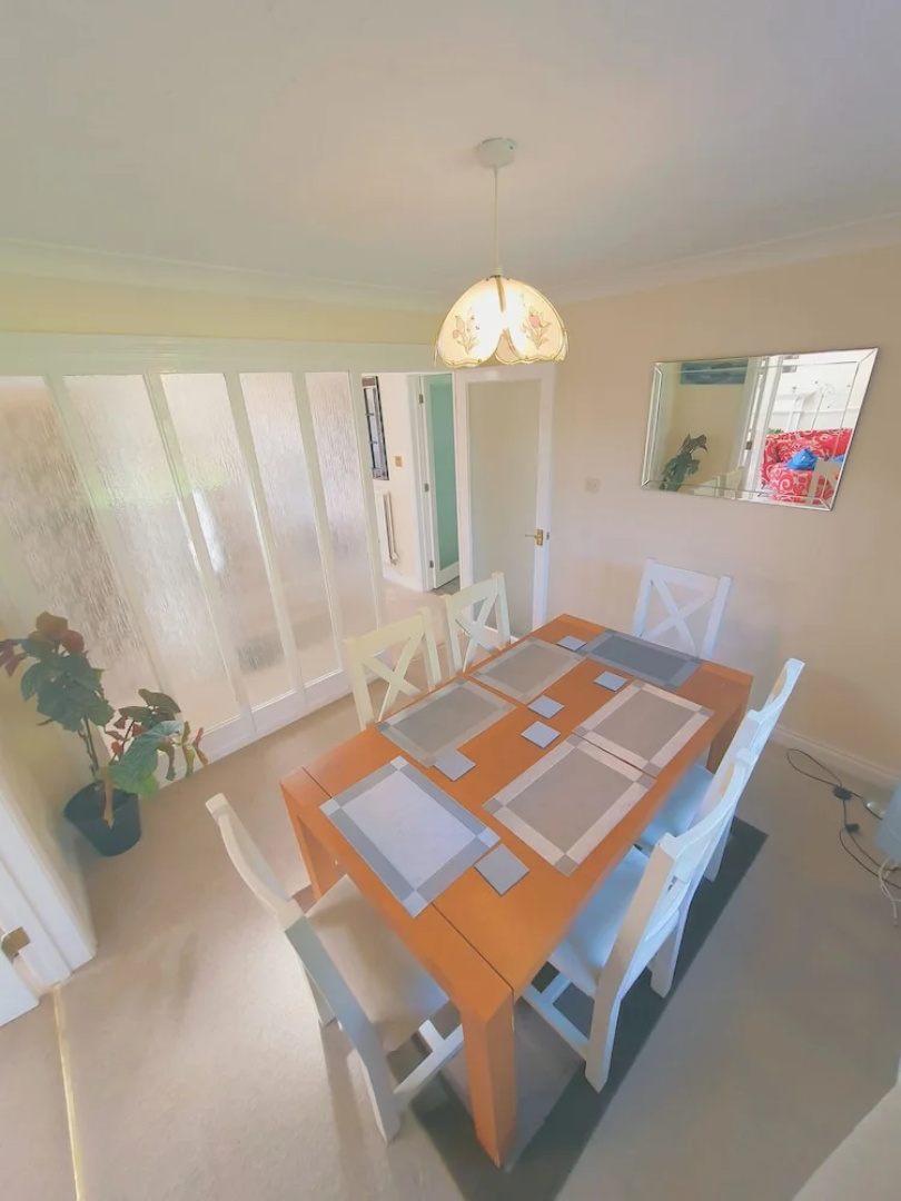 Bright and Spacious Holiday Home in Bradley Stoke
