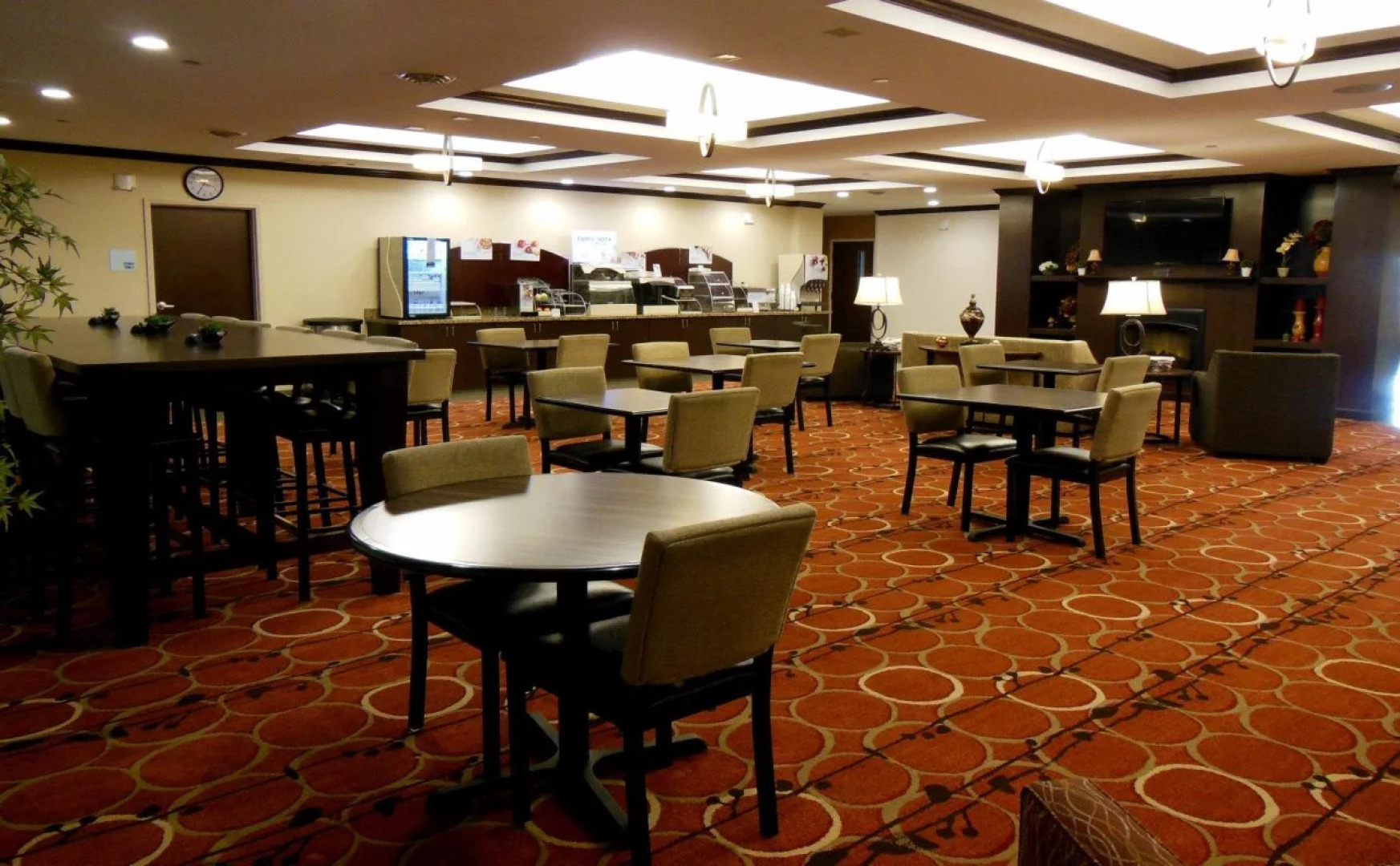 Holiday Inn Express and Suites Washington Meadow L