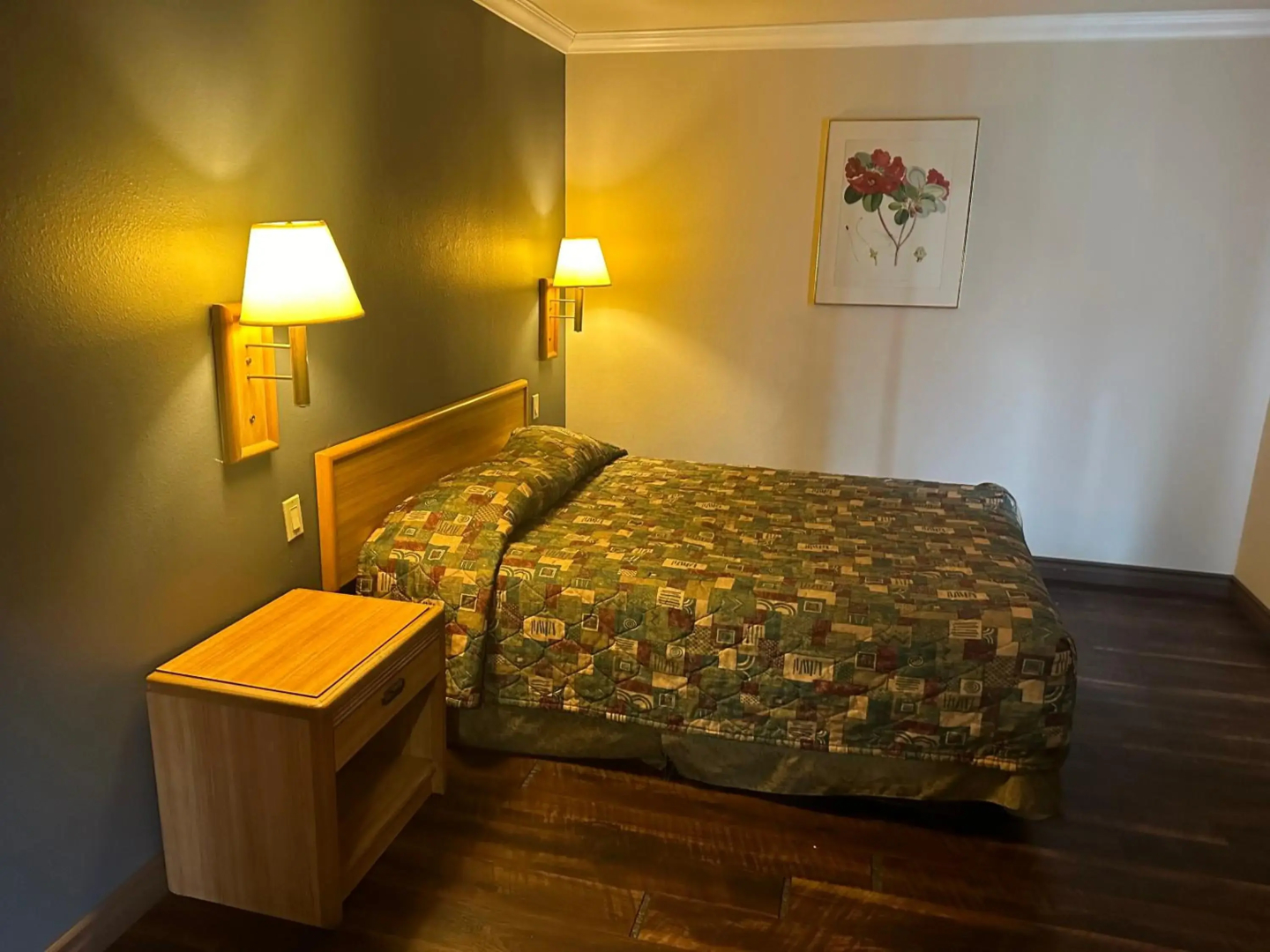 Palm Inn Hotel near Tyler Mall Riverside