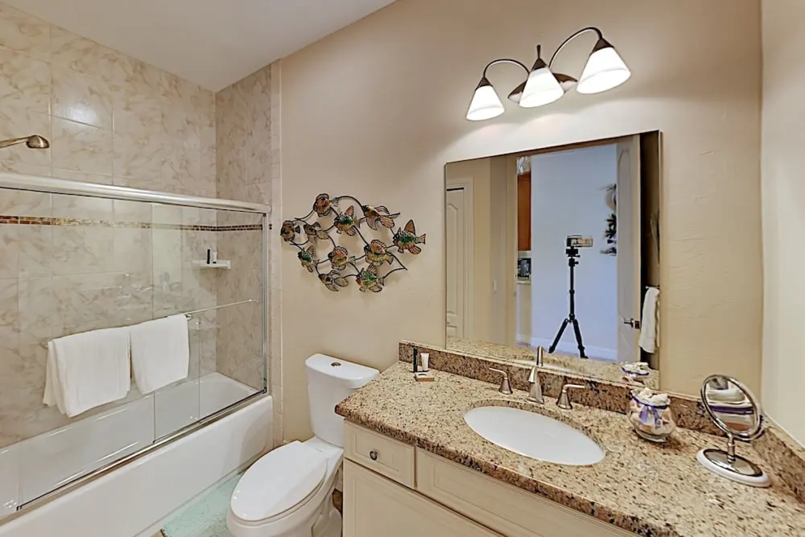 Canal House - 3 Br home by RedAwning