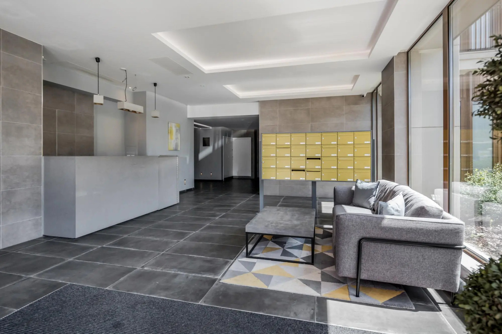 2 Bedroom Top Floor Grosvenor's Luxury Apartment - 5 mins Walk to the Station, Free WiFi