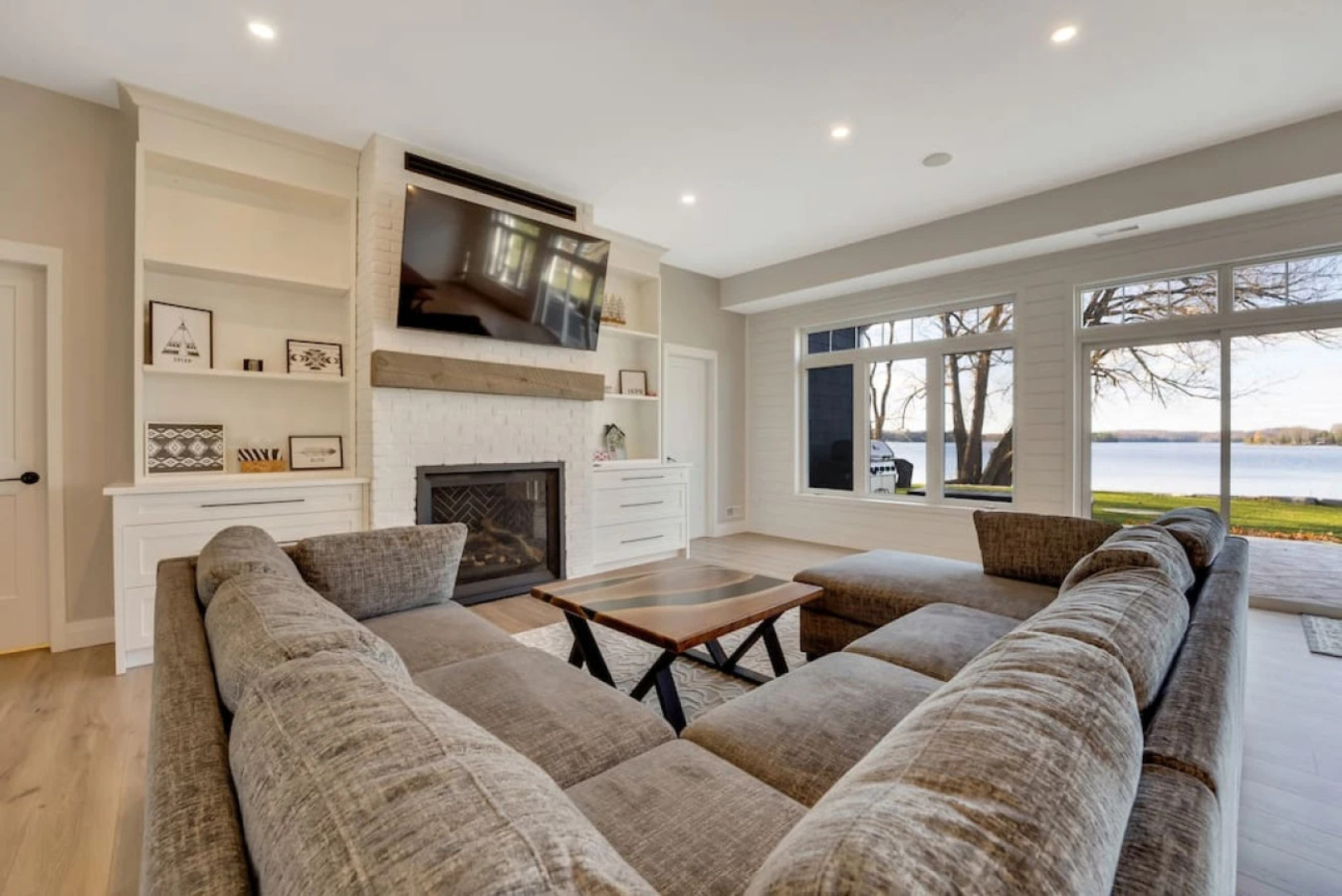 Luxury Cottage overlooking Wollaston Lake-Hot tub