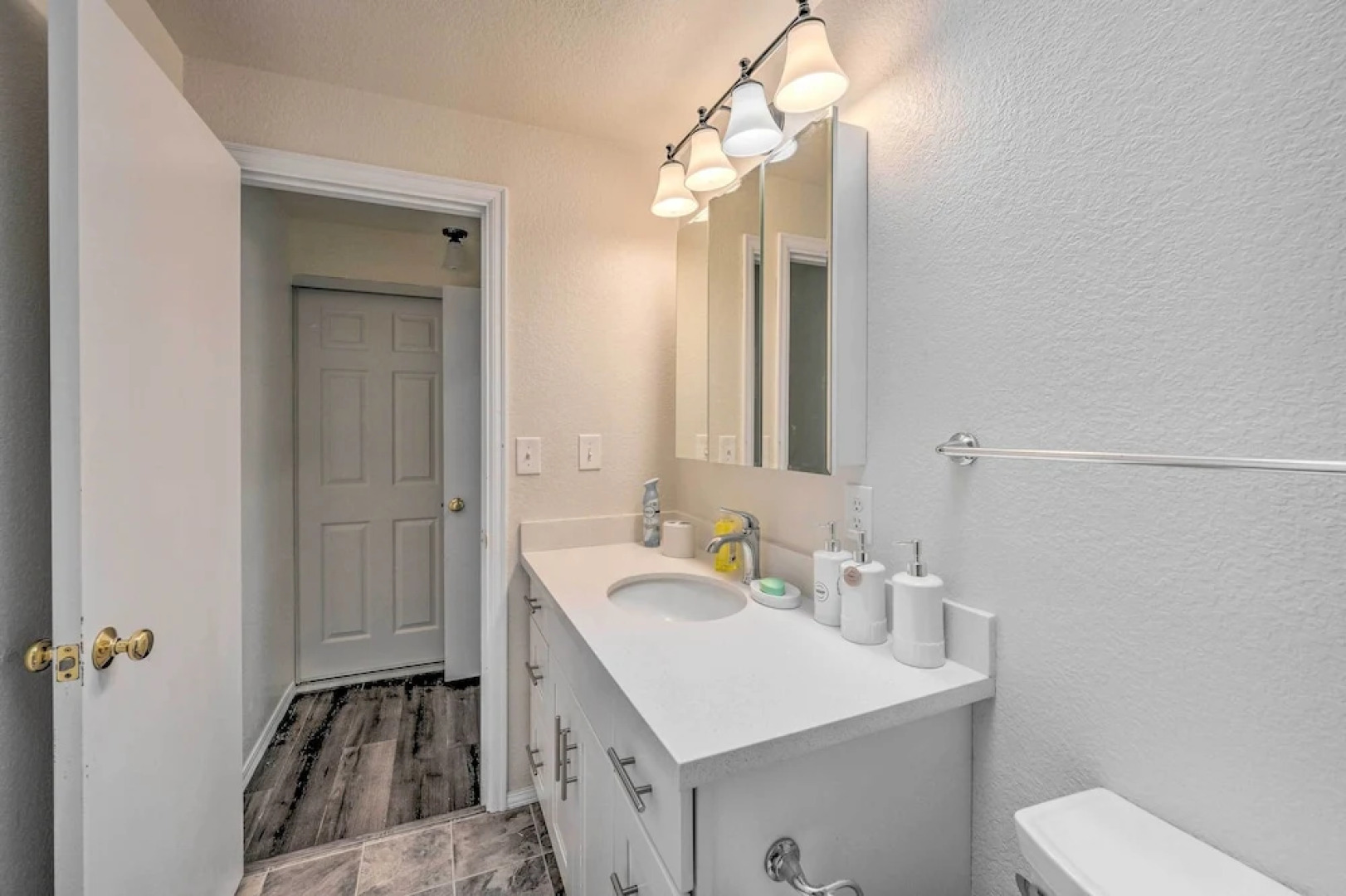 Shoreline Home w/ Deck ~ 14 Mi to Downtown Seattle