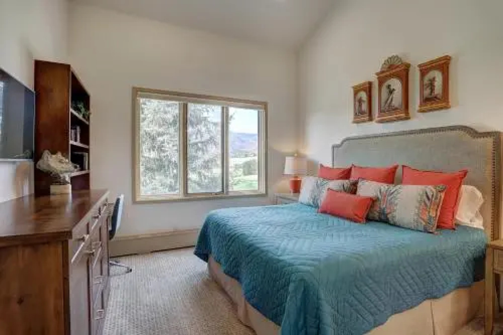 2br Condo in the Seasons at Arrowhead- Vaulted Ceilings Condo