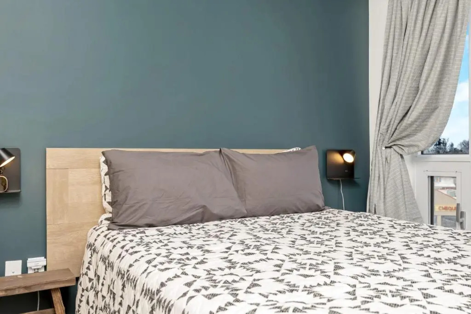 Stylish Downtown 1BR Condo - Superb Views