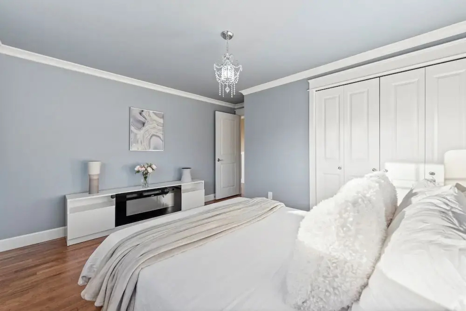 Renton Lakeside Oasis, Lakeview, 4B 2.5B, Spacious