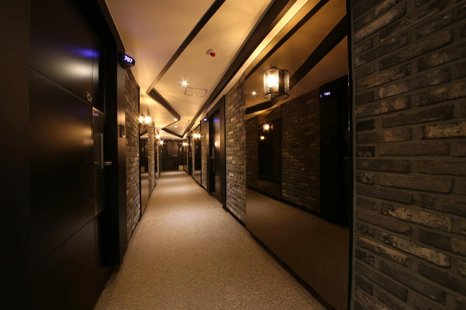 Gupo Station Almond Hotel