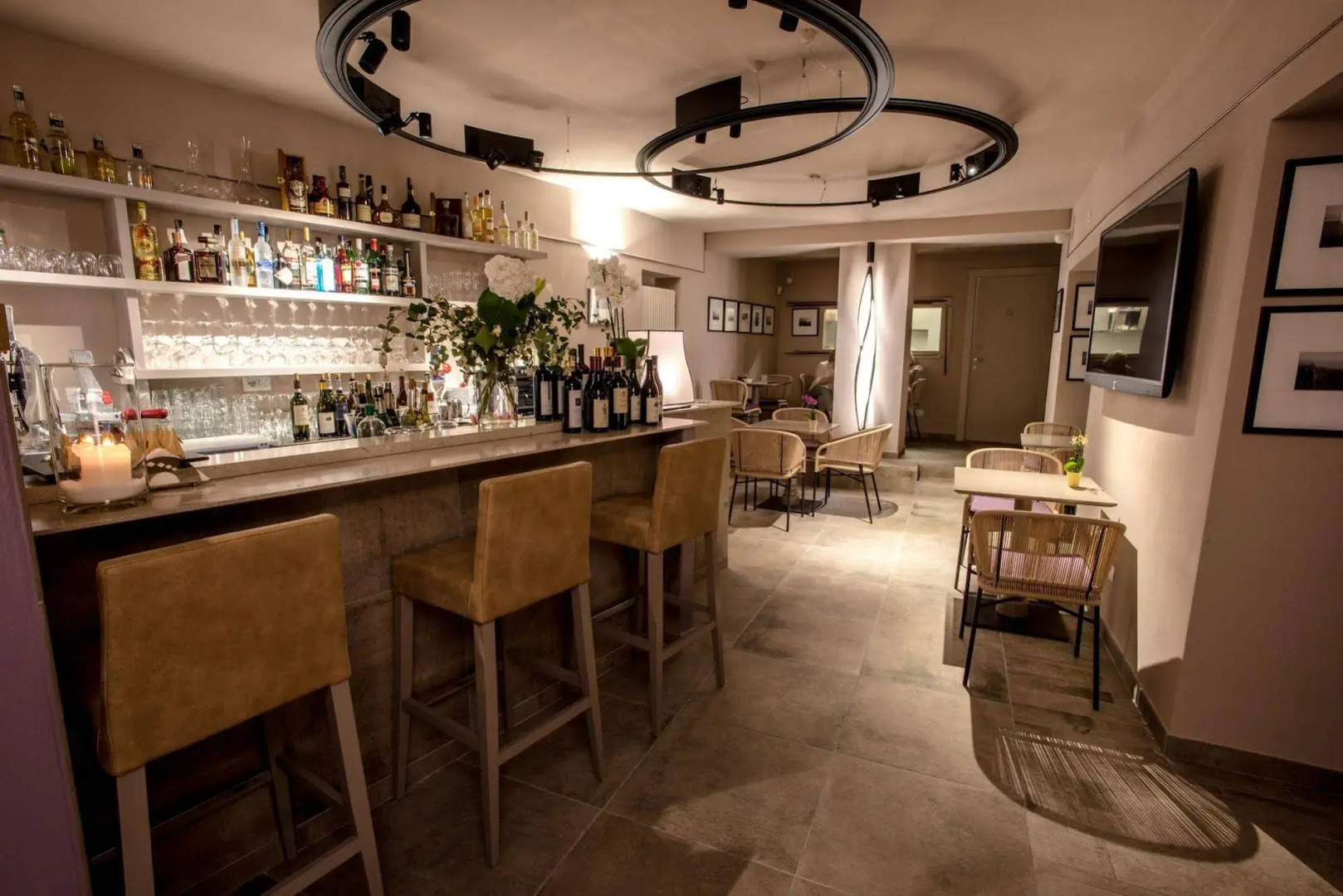 Uve Rooms & Wine Bar