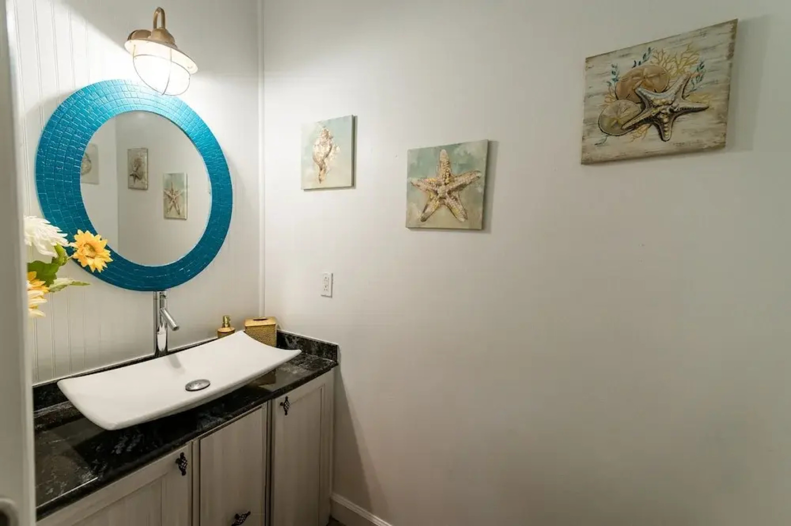 Chic Renovated Oasis: Disney & Universal Nearby 4 Bedroom Home by RedAwning