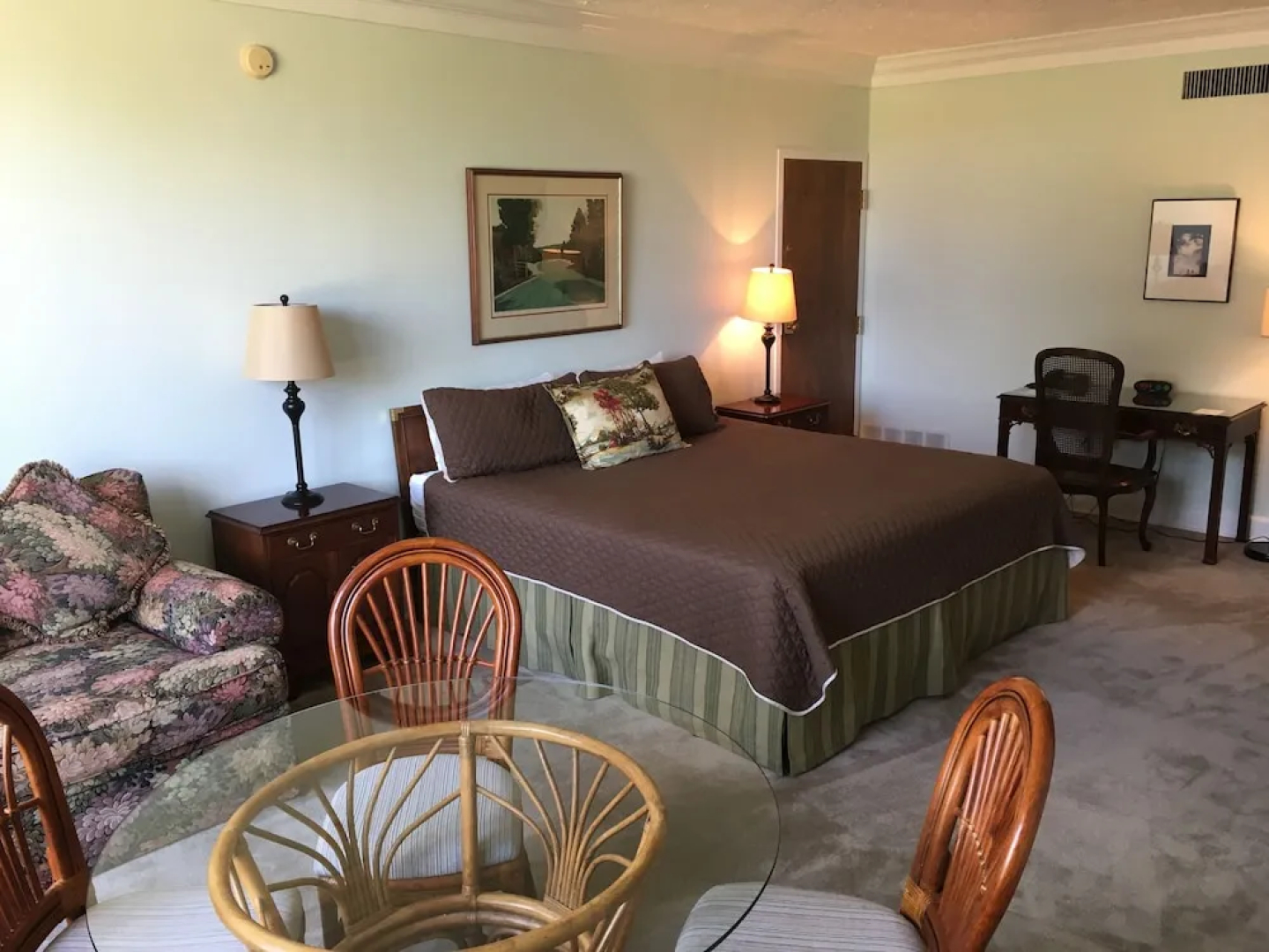The Inn at Houndslake