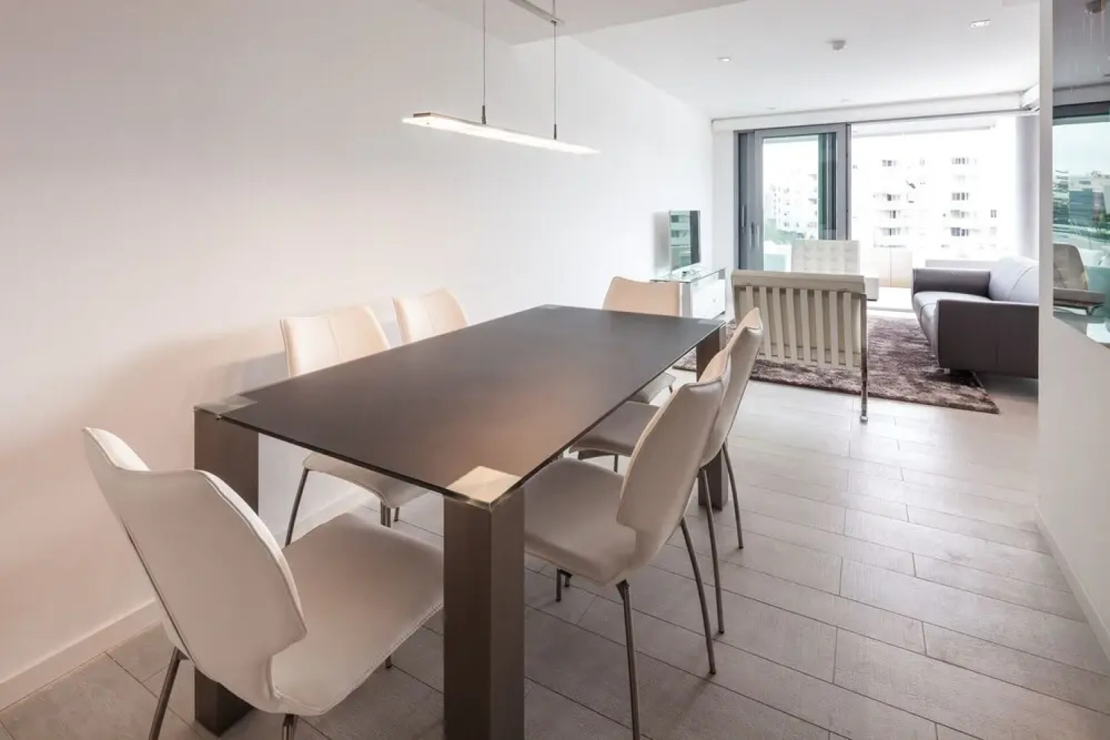 5 Star 3 Bedroom Apartment White Angel