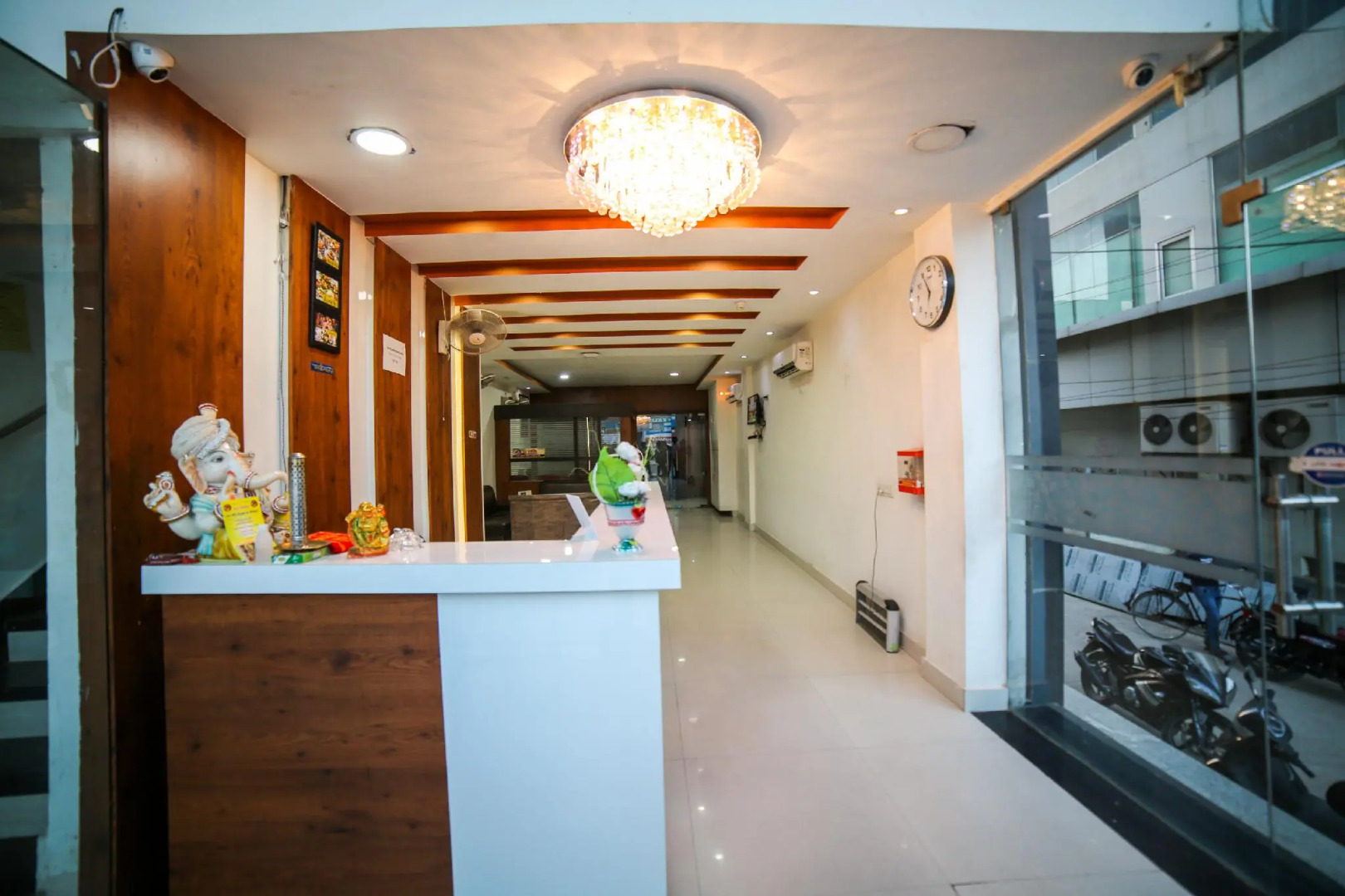 Capital O 35555 Hotel Prateek Plaza