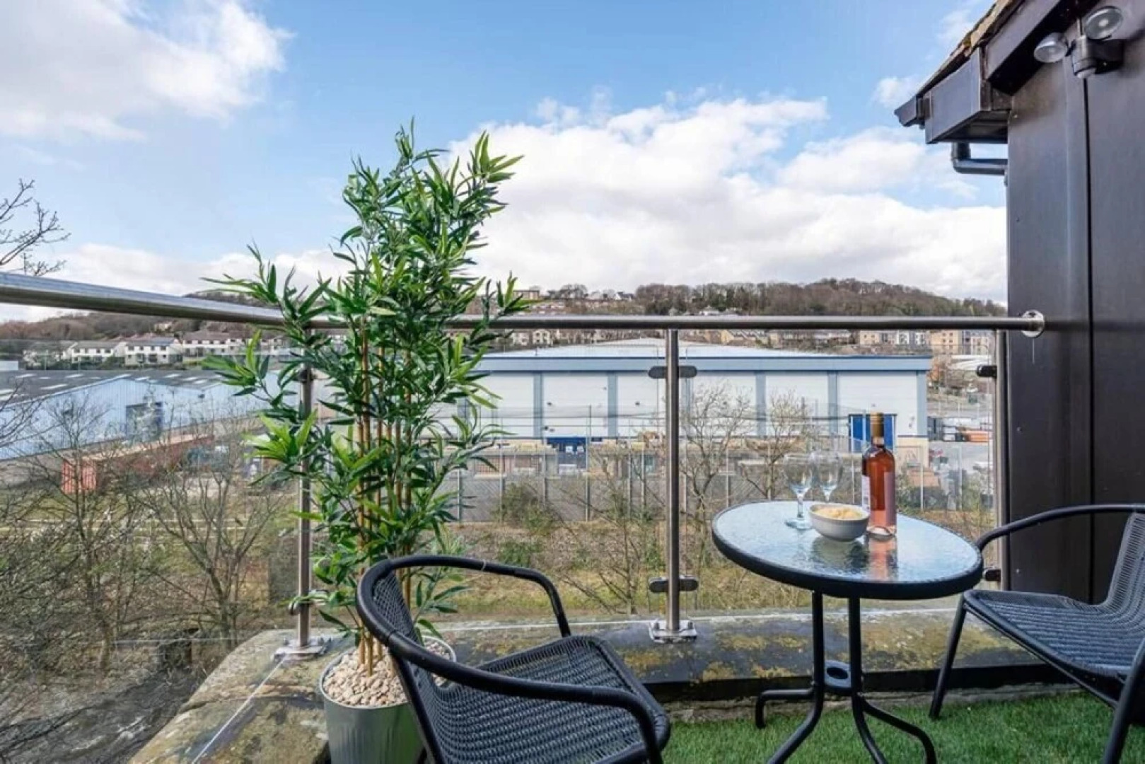 Riverside Balcony With Parking Minutes To Saltaire