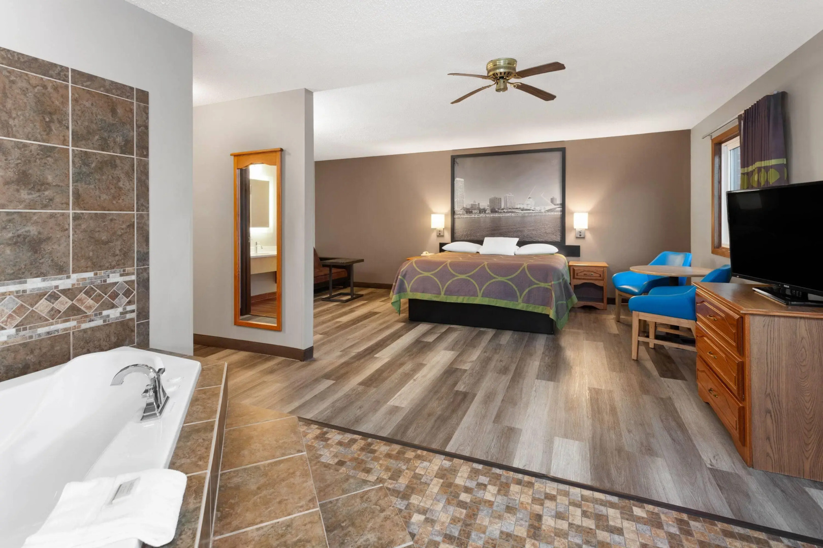 Super 8 by Wyndham Green Bay Near Stadium