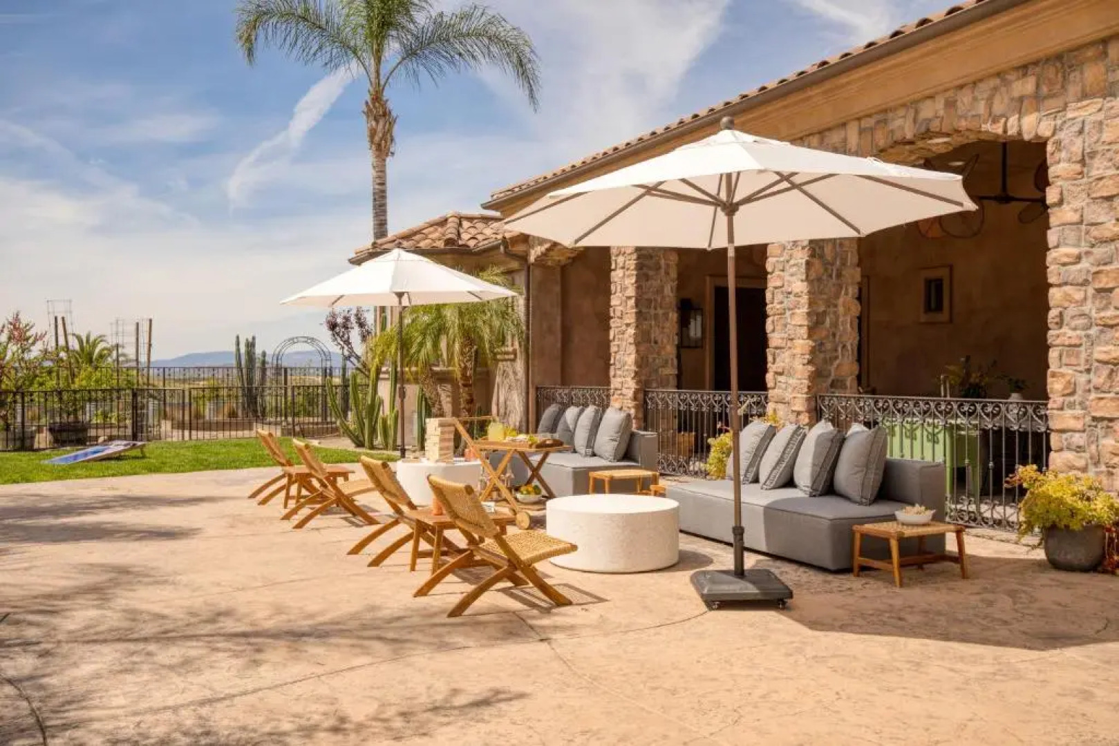 Sky Lantern by AvantStay Stunning Oasis w Pool Hot Tubs Volley Ball Court Home Office