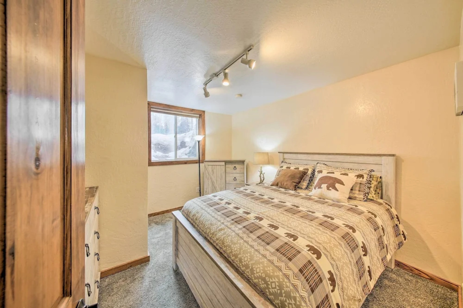 Priest Lake Apartment Near Hiking Trails!