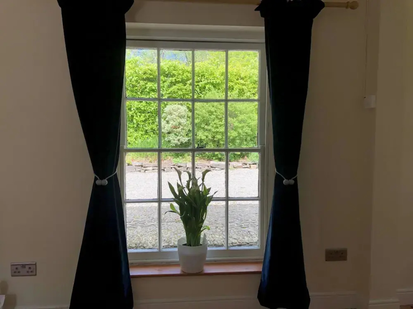 Idyllic Location, Stunning Views, Relax & Refresh in Peace & Comfort