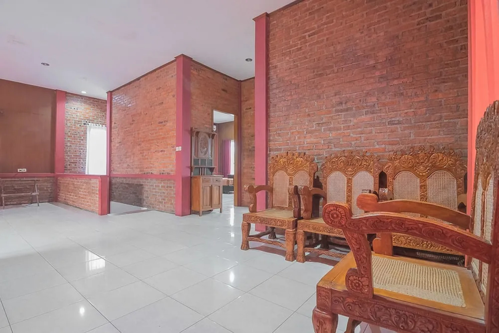 RedDoorz Plus @ Megamendung Puncak Bogor 2