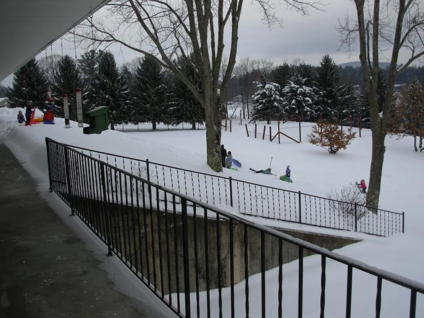 Red Carpet Inn On The Lake