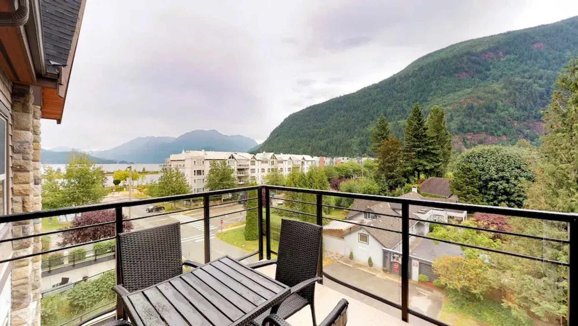Harrison Lake View Suites