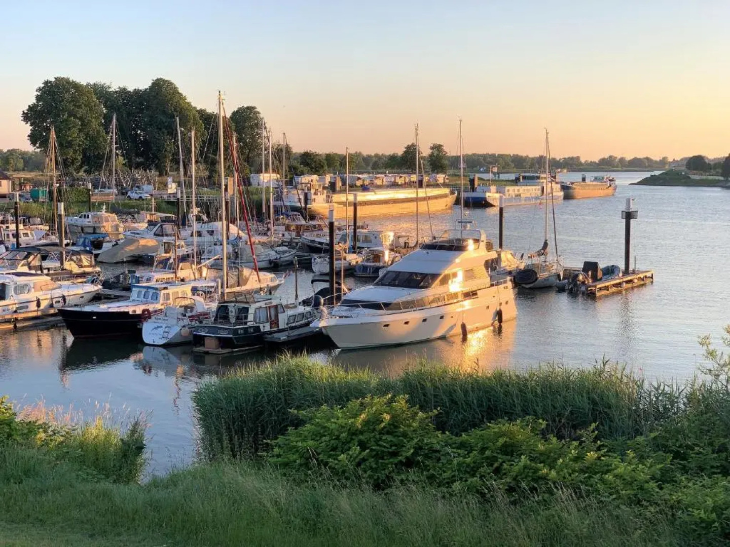 Gorinchem, spacious house, terrace at the water