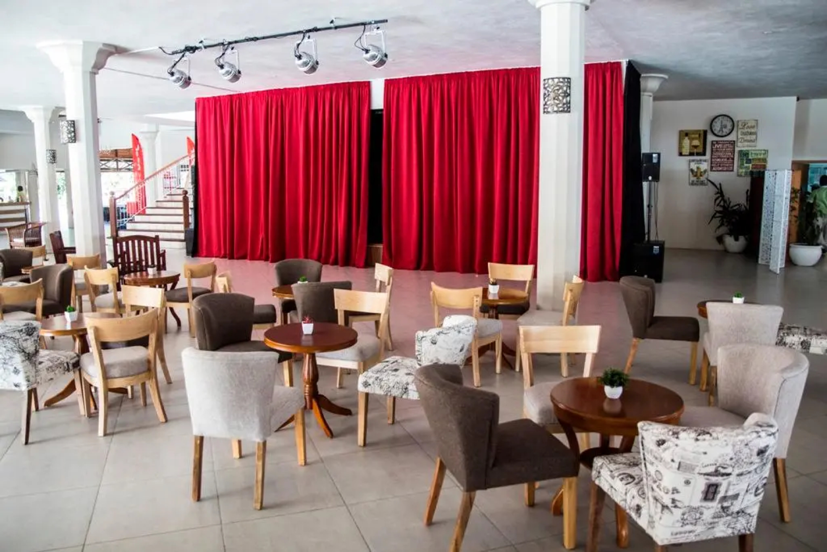 Le Peninsula Bay Beach Resort