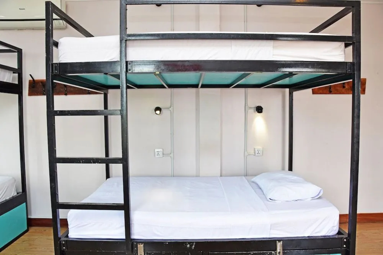 Mad Monkey Hostel Kampot