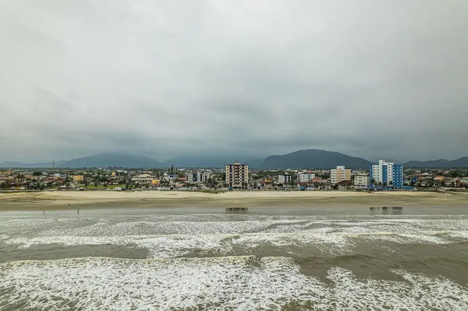 Apto em Mongaguá Prédio frente mar